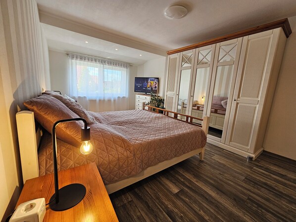 2 bedrooms, desk, iron/ironing board, free WiFi