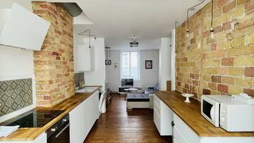 Réfrigérateur, micro-ondes, four, plaque de cuisson