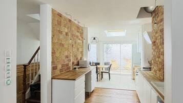 Een koelkast, een microgolfoven, een oven, een kookplaat