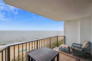 Property grounds - XPLORIE ACTIVITIES & LINENS INCLUDED*! 3BR direct oceanfront condo with indoor and indoor pools and Tiki Bar! (Ocean City)