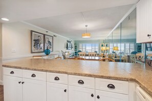 Interior - XPLORIE ACTIVITIES & LINENS INCLUDED*! 3BR direct oceanfront condo with indoor and indoor pools and Tiki Bar! (Ocean City)