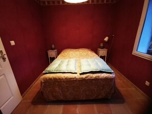 1 Schlafzimmer, Schreibtisch, Bügeleisen/Bügelbrett, Reisekinderbett