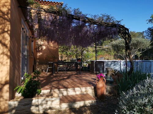 T2 independent terrace and swimming pool in a quiet area