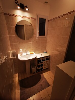 Dusche, Haartrockner, Handtücher, Seife