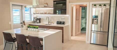 Refrigerador, microondas, horno y parrilla de estufa