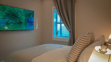 1 slaapkamer, een bureau, een strijkplank/strijkijzer, wifi