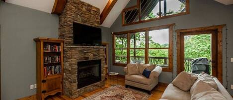 Smart-TV, Kamin, Bücher