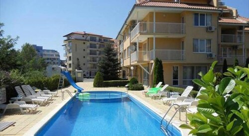 Comfortable 2 bedroom  fully futnished apartment with terrace. 5 min from beach!
