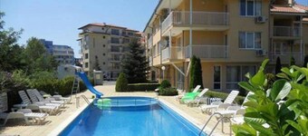 Comfortable 2 bedroom fully futnished apartment with terrace. 5 min from beach!