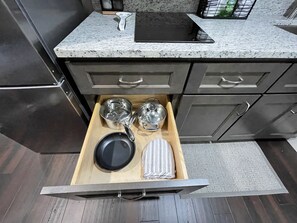 Frigorifero, microonde, piano cottura, pentole/stoviglie/utensili