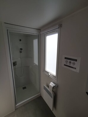 Dusche, Haartrockner, Handtücher, Seife