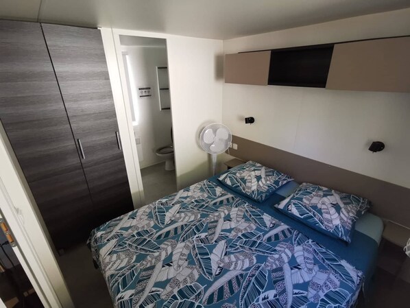 4 bedrooms, iron/ironing board, bed sheets