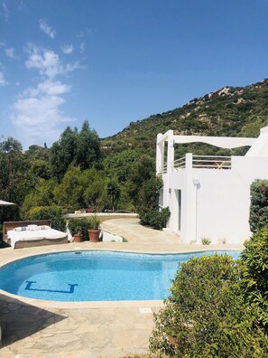 Outdoor pool - Quiet villa with swimming pool and beach within walking distance (Ajaccio)