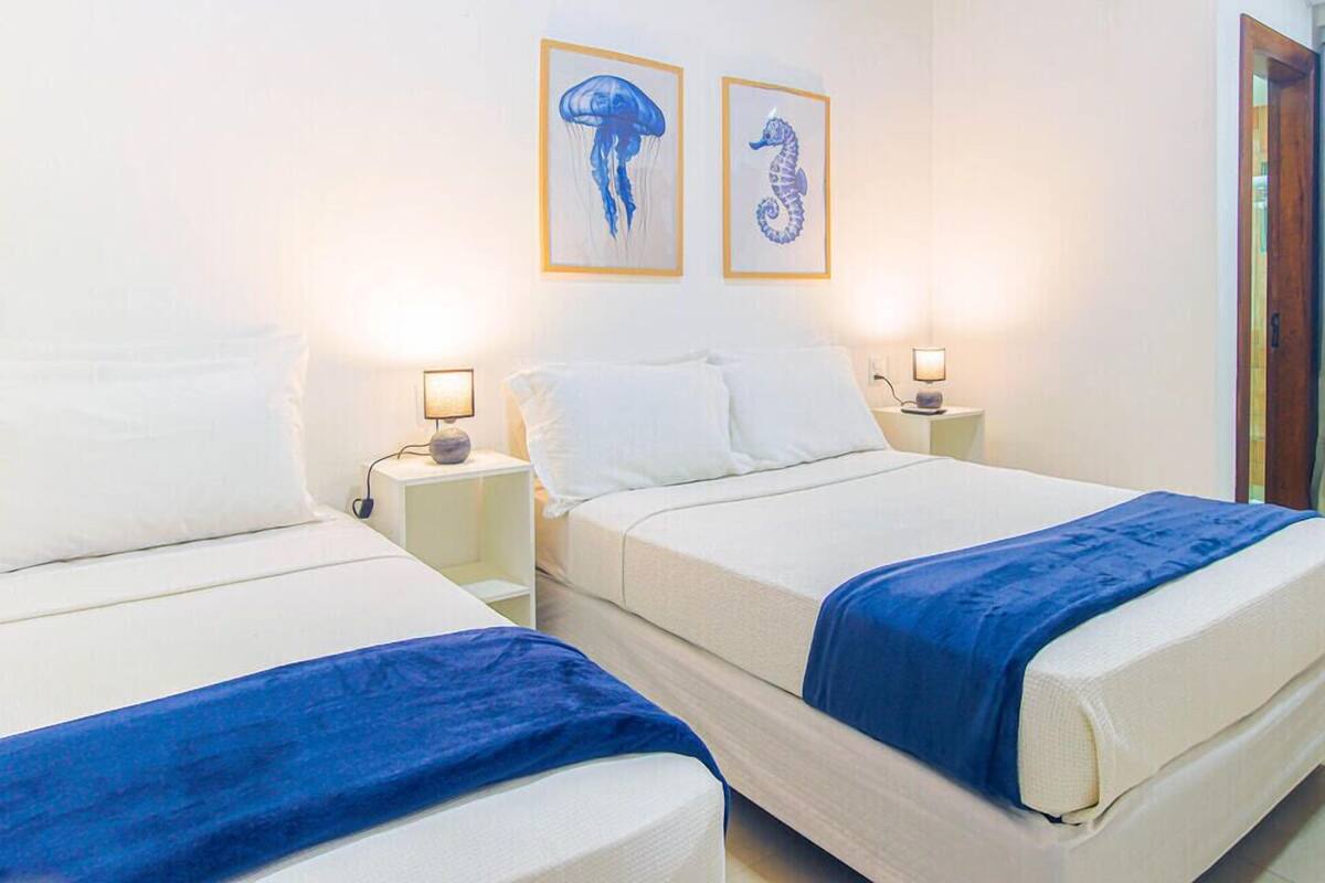 Habitación triple clásica, 1 habitación | Minibar, caja de seguridad en la habitación, wifi gratis y ropa de cama 