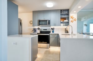 Kjøleskap, mikrobølgeovn, ovn og kokeplater