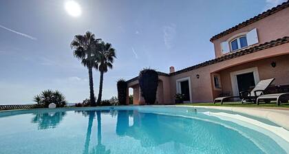 Magnificent villa with swimming pool and sea view