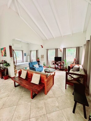 Smart-TV, Bücher, Stereoanlage