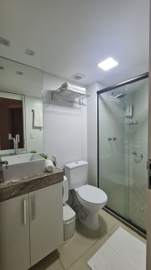 Deluxe Quadruple Room | Bathroom