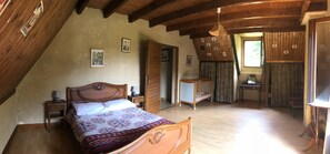 4 bedrooms, desk, iron/ironing board, travel cot