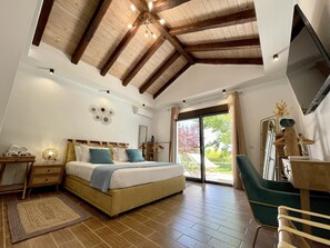 6 soverom, skrivebord, strykejern/-brett og reiseseng for barn