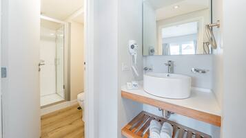 Apartamento clásico, 2 habitaciones, cocina | Baño | Ducha, secador de pelo, albornoces y zapatillas