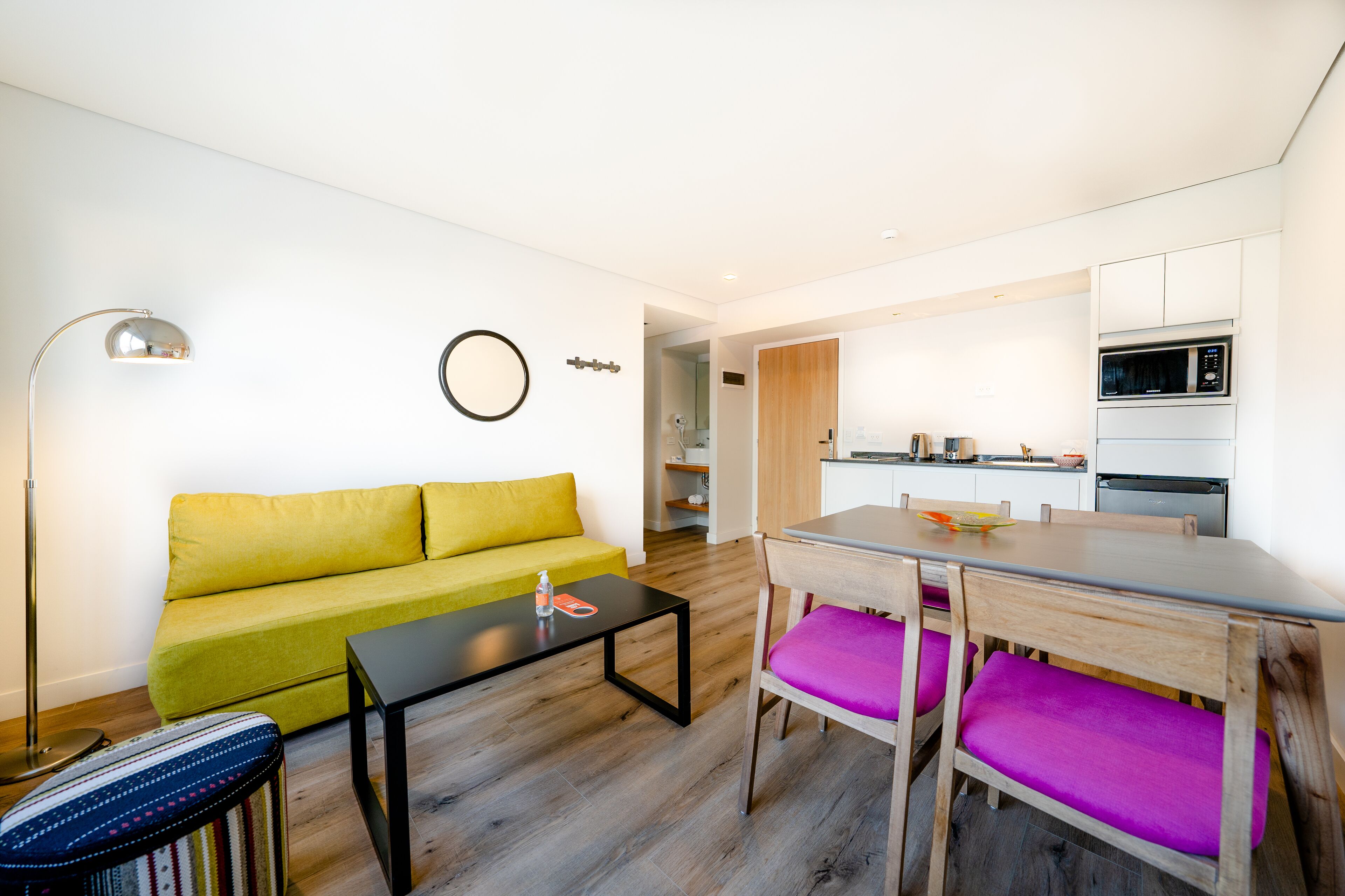 Departamento clásico, 2 habitaciones, cocina | Cocina privada | Refrigerador, microondas, parrilla de estufa y tetera eléctrica 