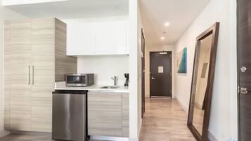 Frigorifero, microonde, macchina per tè/caffè, tostapane