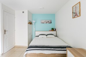 1 slaapkamer, een strijkplank/strijkijzer, gratis wifi, beddengoed