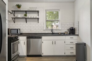 Fridge, microwave, oven, stovetop - DOWNTOWN OWASSO! Newly Remodeled. The Birch Nest (Owasso)