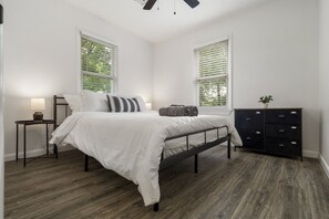 3 bedrooms, iron/ironing board, travel crib, WiFi - DOWNTOWN OWASSO! Newly Remodeled. The Birch Nest (Owasso)