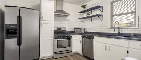 Geladeira, micro-ondas, fogão, cooktop