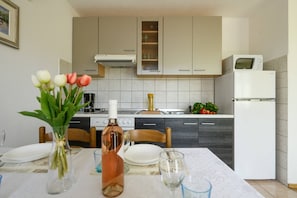 Kühlschrank, Mikrowelle, Ofen, Herdplatte