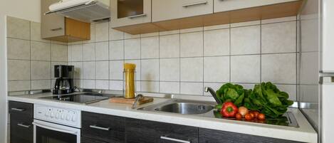 Frigorífico, microondas, horno y placa de cocina
