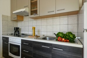 Kjøleskap, mikrobølgeovn, ovn og kokeplater