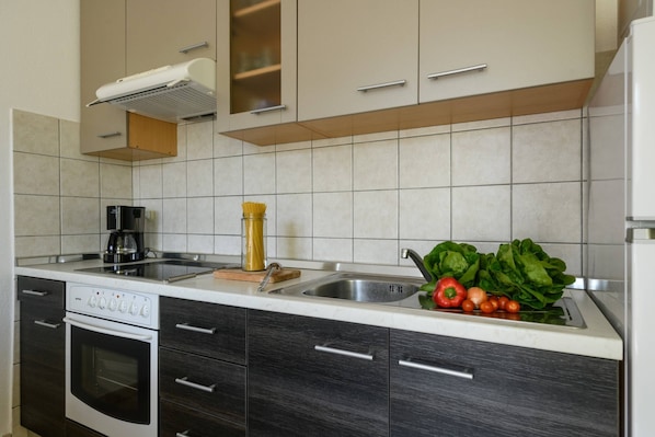 Kühlschrank, Mikrowelle, Ofen, Herdplatte