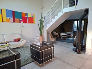 Télévision, cheminée, livres