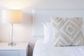 4 habitaciones, escritorio y tabla de planchar con plancha 