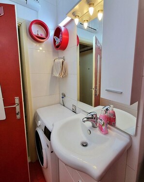 Ensemble douche/baignoire, sèche-cheveux, serviettes fournies, savon