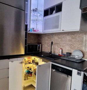 Kühlschrank, Mikrowelle, Ofen, Herdplatte