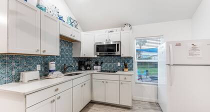 Spanish Village Cottage, pet friendly, fully fenced with large yard space!