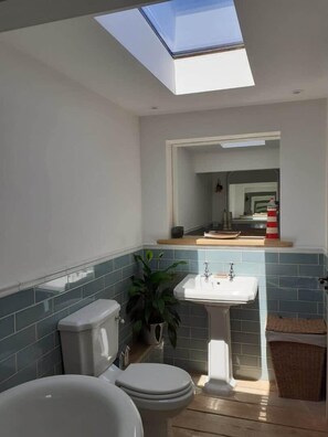 Bathtub, hair dryer, towels - Beachfront Bungalow, Family & Pet Friendly (Pevensey)