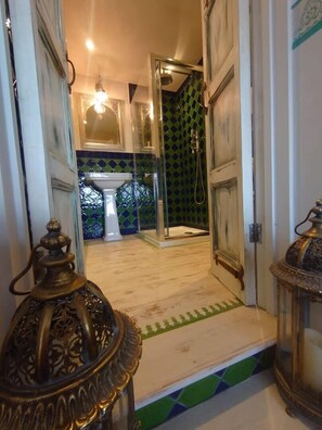 Bathtub, hair dryer, towels - Beachfront Bungalow, Family & Pet Friendly (Pevensey)