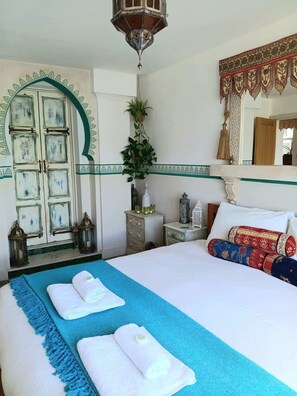 2 bedrooms, desk, iron/ironing board, travel cot - Beachfront Bungalow, Family & Pet Friendly (Pevensey)