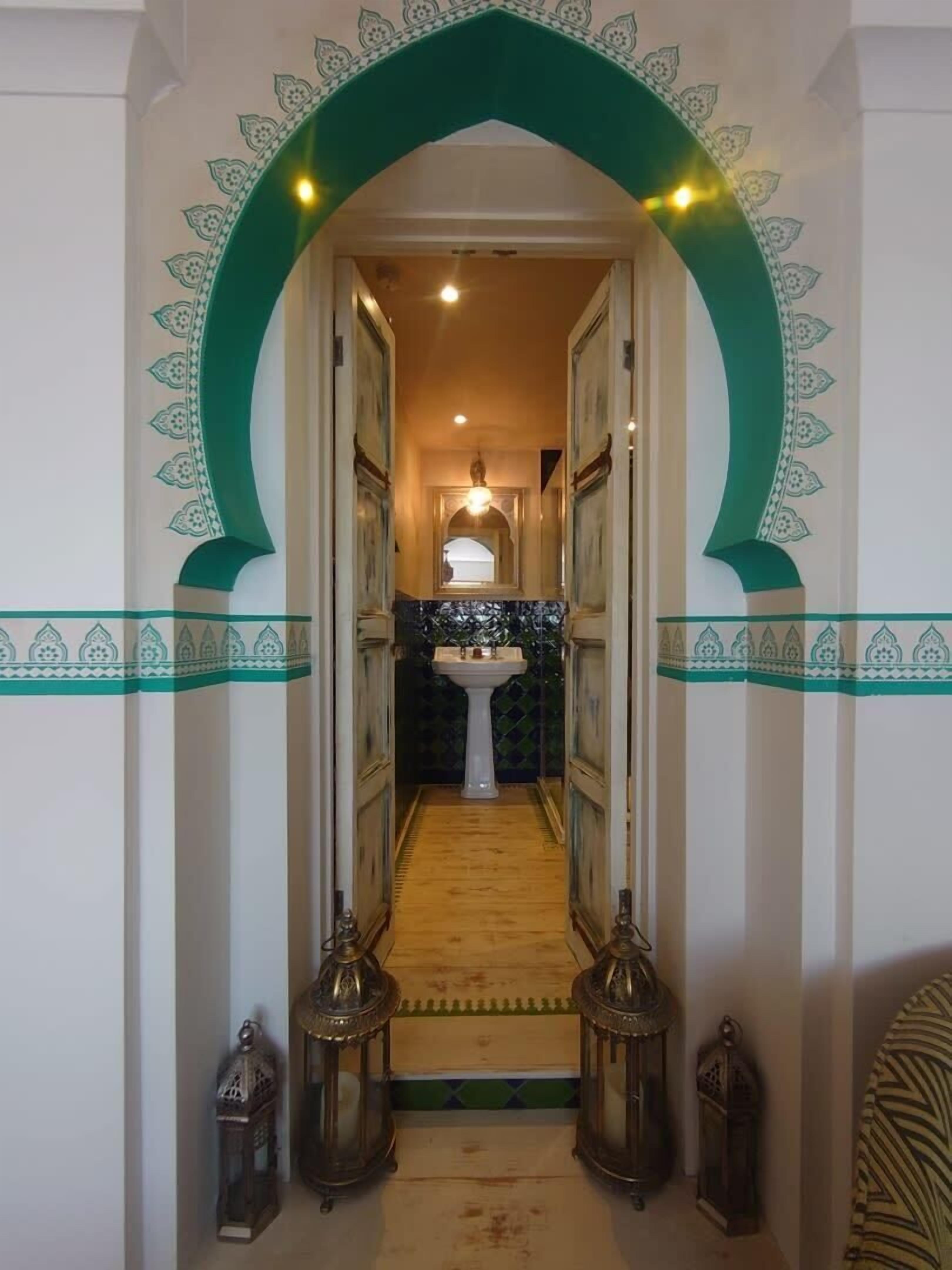 2 bedrooms, desk, iron/ironing board, travel crib