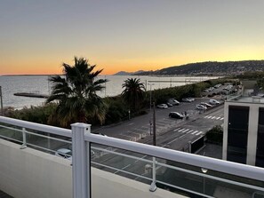 Property grounds - Rooftop pool, private garden, at the sand beach! (Antibes)
