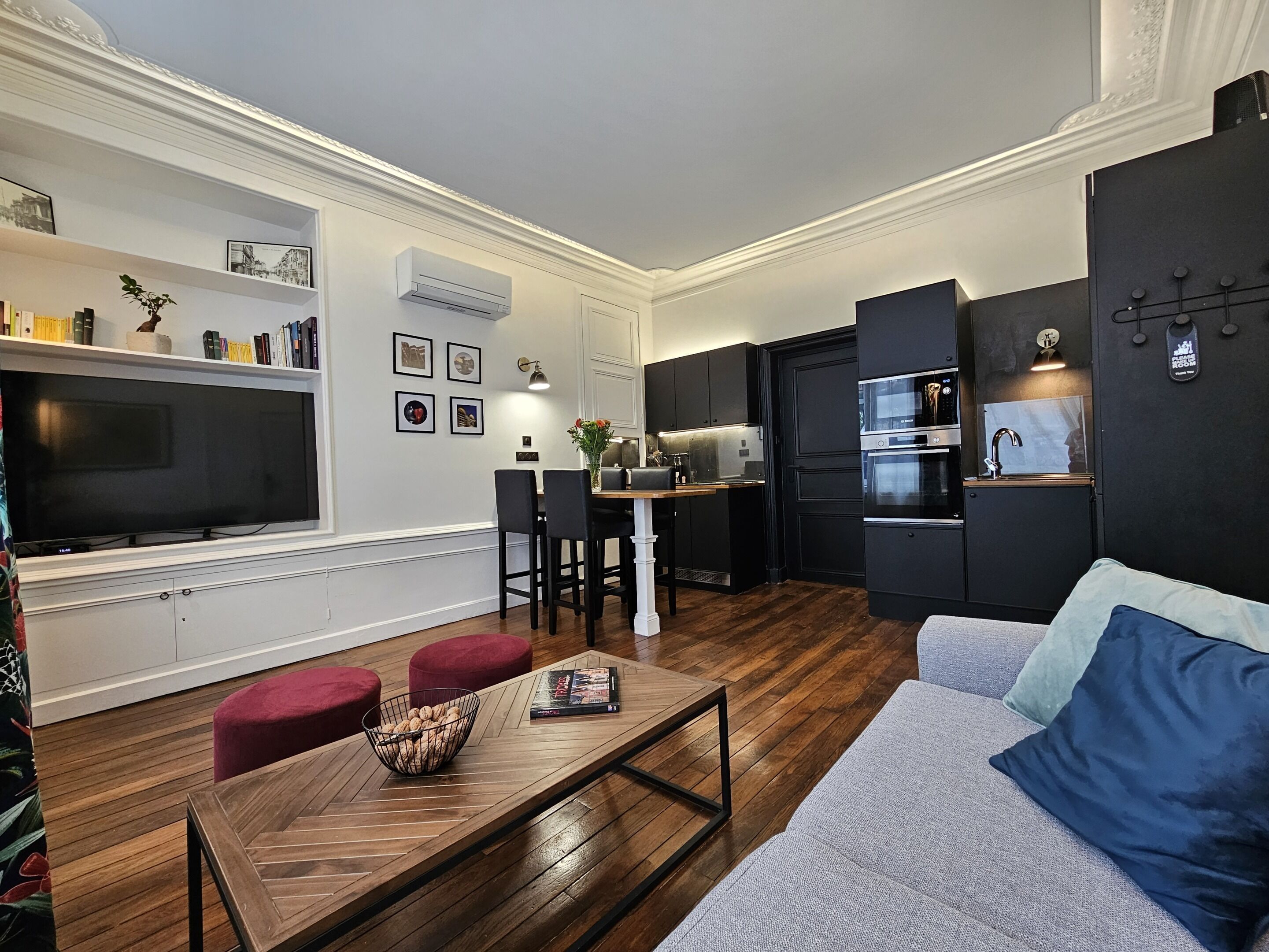 Smart TV, DVD player, livros, videoteca