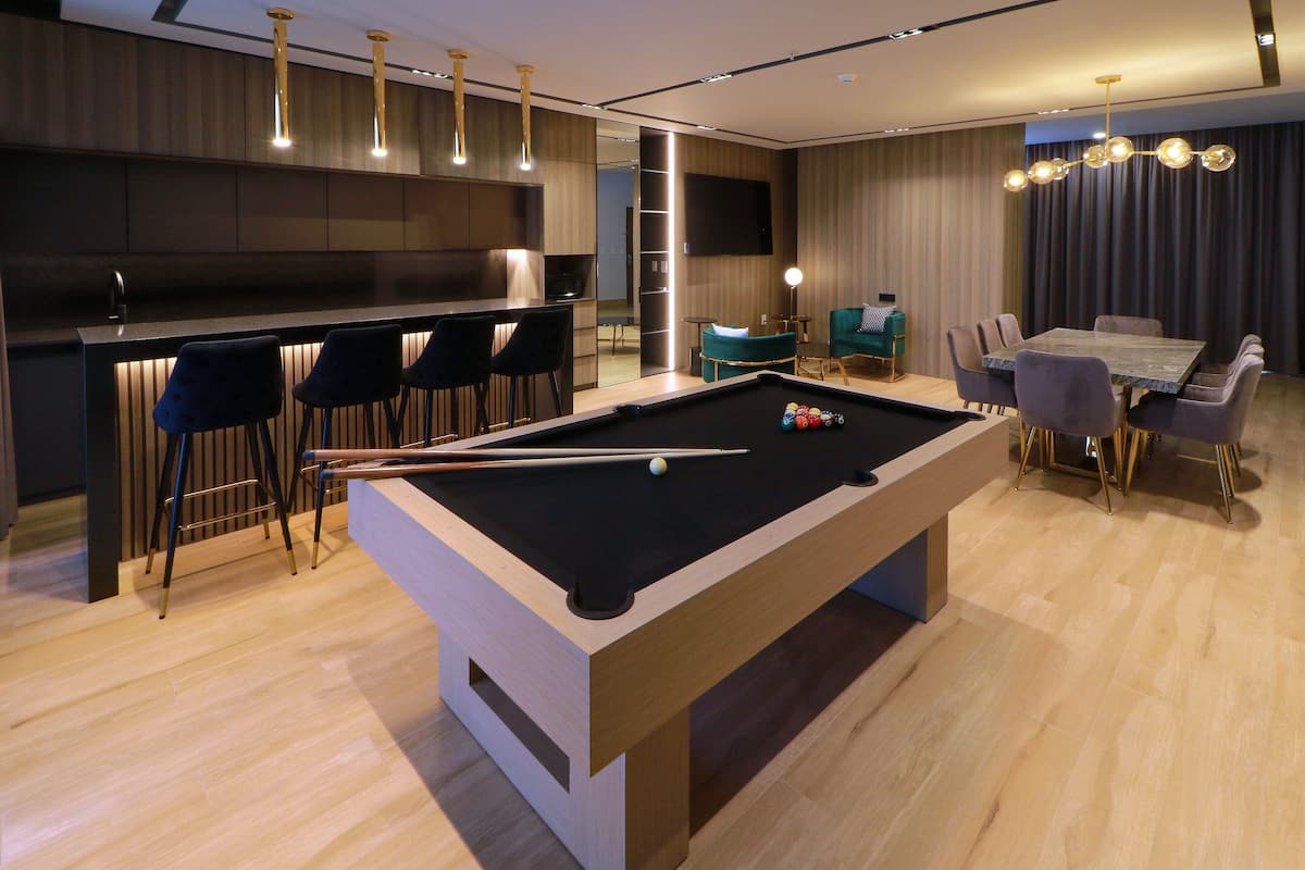 Une table de billard moderne avec un bar et des sièges.