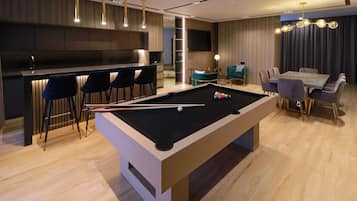 Minibar, caja de seguridad en la habitación y escritorio