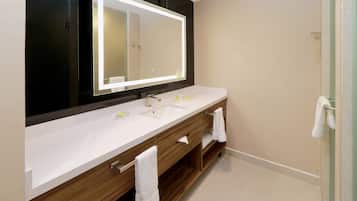 Artículos de tocador gratuitos, secador de pelo, toallas