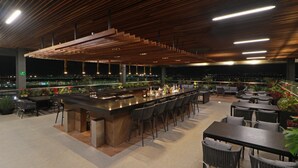 A rooftop bar with a long counter, multiple bar stools, and outdoor seating. - Holiday Inn Hotel and Suites Mexico Felipe Angeles Airport by IHG (Zumpango)